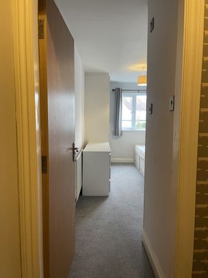 3 Bed Flat, Stonegate Road, LS6 - Photo 1