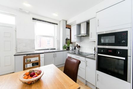 The Village Street, Burley, Leeds - Photo 3