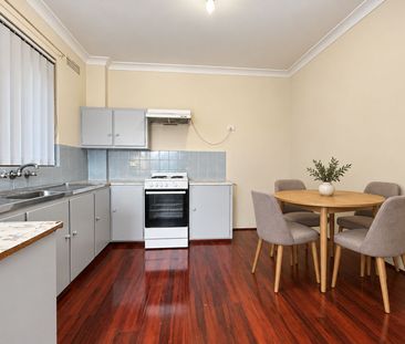 Ground Floor Two-Bedroom Apartment Close to Everything - Photo 5