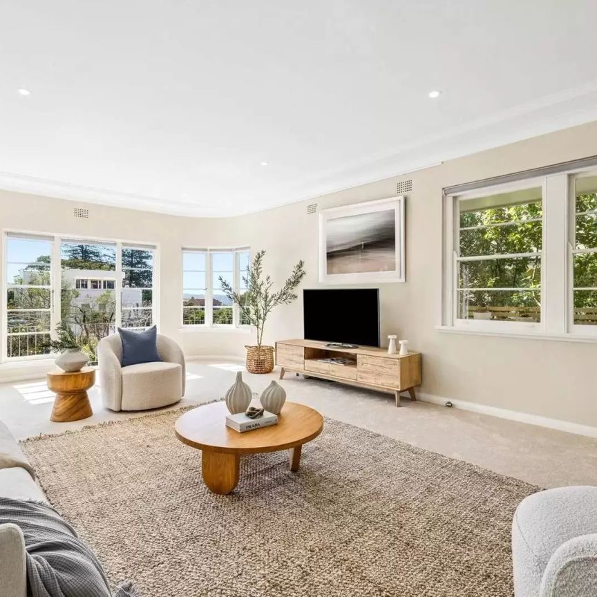 Oversized Light-Filled Apartment with Harbour View - Photo 1