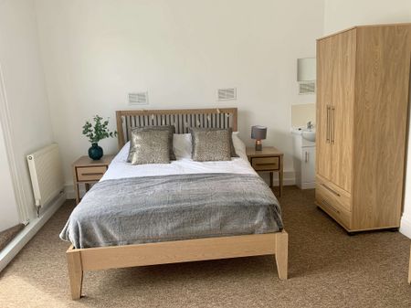 Convenient House Share Brighton Living Room 3 - Photo 5