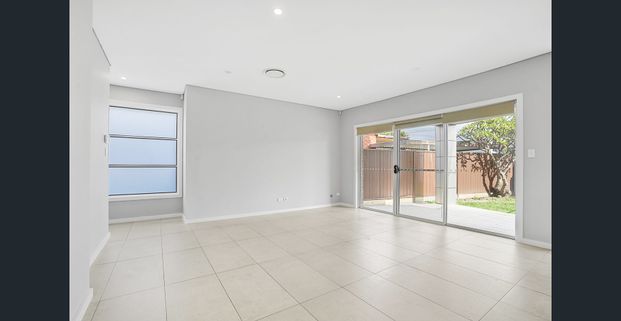 Modern Townhouse Living - 5 Bedroom, Study & Double Garage! - Photo 1