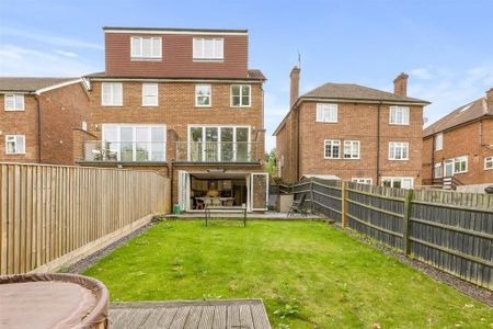 1 bedroom in a house share to rent - Photo 3