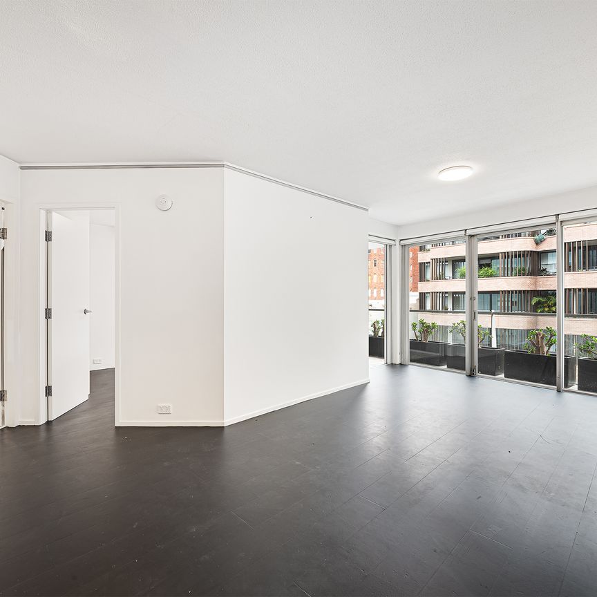 Luxury One-Bedroom Apartment in Exclusive Soho Building - Photo 1
