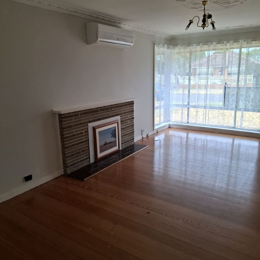 3 bedrooms plus study family home! - Photo 1