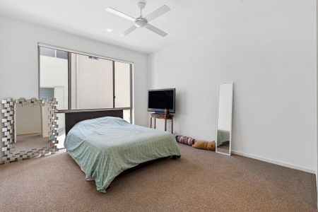 Style and Functionality Riverfront living in Coomera Waters! - Photo 5