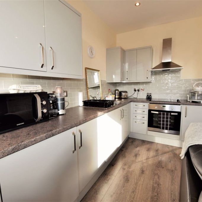 2 bedroom Flat in Otley Road, Leeds - Photo 1