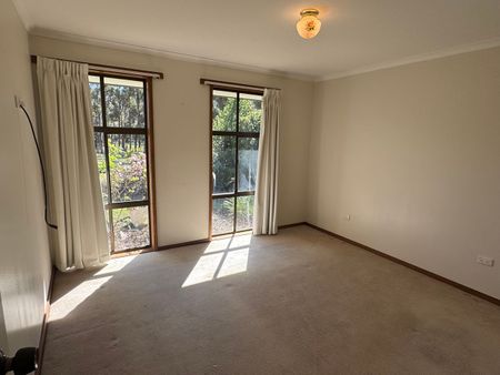 Charming 3 Bedroom Country Home - Photo 3