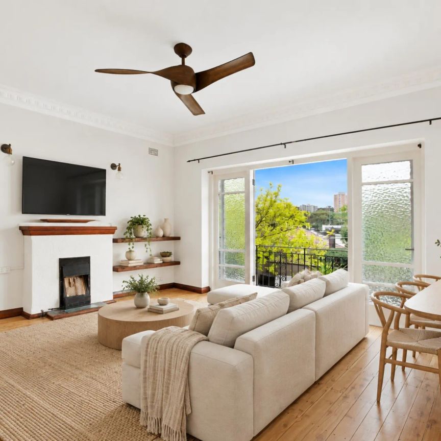 Refreshed Sunbathed Art Deco Beachside Apartment - Photo 1