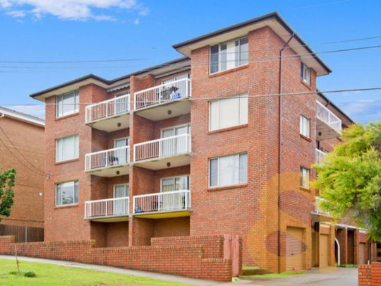 Bright & Oversized 3 Bedroom Apartment in Sought-After Location - Photo 1