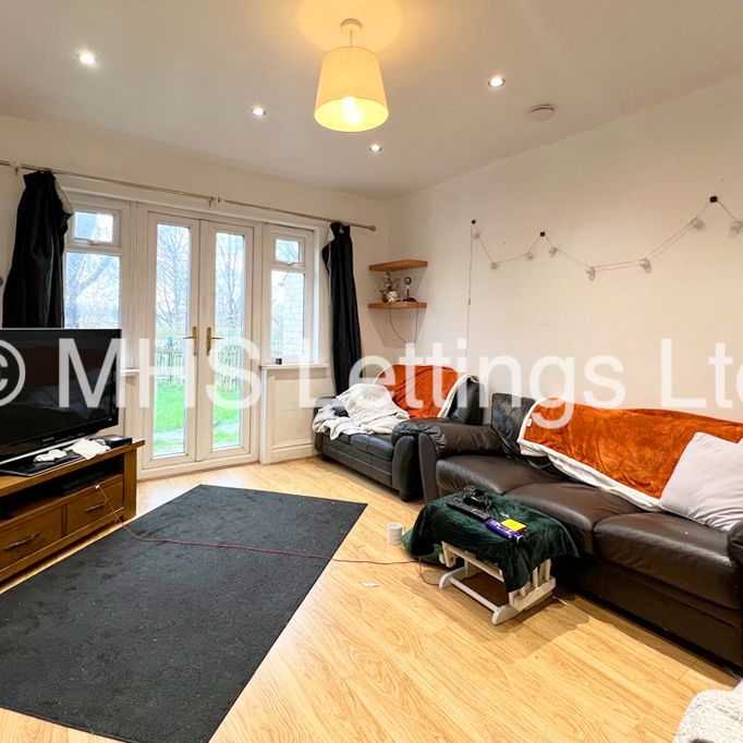 4 Bedroom Semi-Detached House for rent in Dennistead Crescent - Photo 1