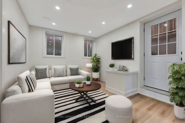 Detached Home For Lease | W9044225 - Photo 1