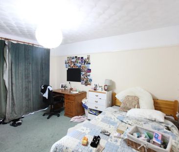 4 bedroom semi-detached house to rent - Photo 3