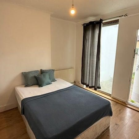 1 bedroom in a flat share to rent - Photo 1