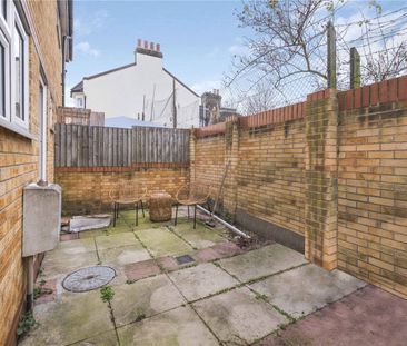 Albert Square, London, E15 1HH - Photo 2