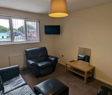 4 bedroom flat to rent - Photo 2