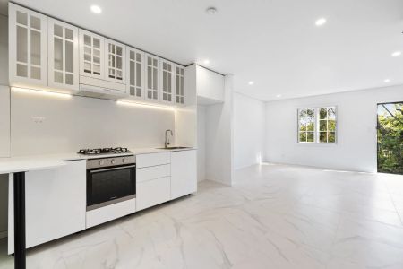 Fully renovated cottage in picturesque setting. - Photo 4