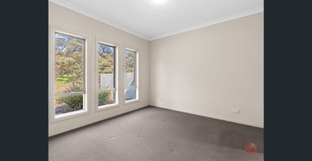 FAMILY LIVING, DOUBLE GARAGE PLUS CLOSE TO TRANSPORT!! - Photo 5