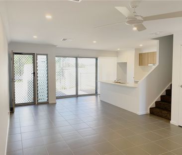 Near New LUXURY 3 BEDROOM TOWNHOUSE WITH DUCTED AIR CONDITIONING - Photo 2
