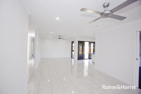 NO NEED FOR COMPROMISE ... MODERN FAMILY HOME IN A CENTRAL LOCATION! - Photo 3