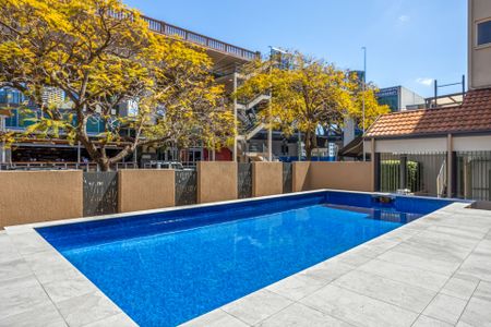 Fully Furnished Apartment in Kangaroo Point! - Photo 2