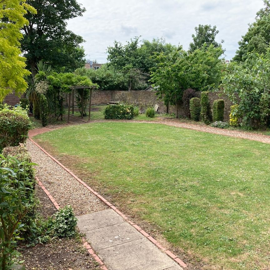 Studio Flat, Very Near Gordon Road Area, W5 - Photo 1