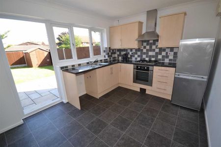 2 bedroom end of terrace house to rent - Photo 4