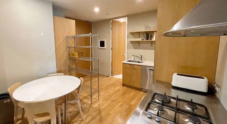 Fully Furnished 2 bedroom apartment in iconic waterfront Oriental Bay building - Photo 3