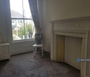 1 bedroom in a flat share to rent - Photo 2