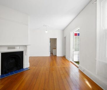 Charming Two-Bedroom Terrace with Sunny Courtyard Oasis in Queens Park - Photo 3