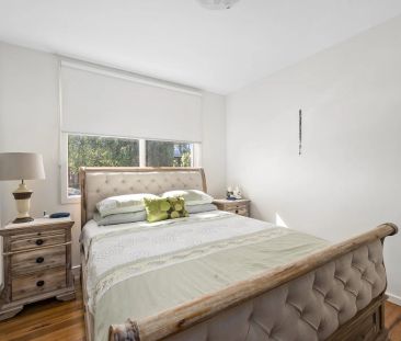 6 MONTH LEASE - Renovated beachside abode - Photo 5