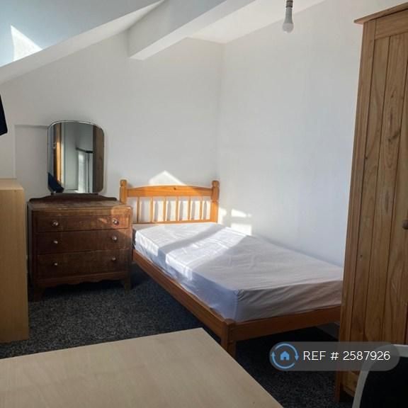 1 bedroom in a flat share to rent - Photo 1