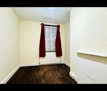 3 Bed Terraced House, Elizabeth Road, E6 - Photo 2