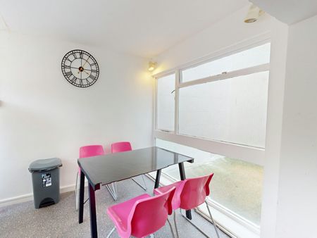 Terraced House to rent on - Photo 2