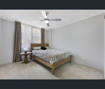 5/72 Marine Parade, Southport, Qld 4215 - Photo 2