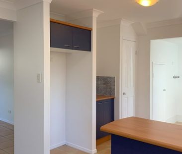 RECENTLY RENOVATED, GATED & QUIET 3 BDR TOWNHOUSE - Photo 2