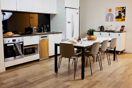 7 Bedroom Shared Bathroom, King Single Bed - Photo 2