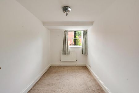 3 bedroom flat to rent - Photo 4