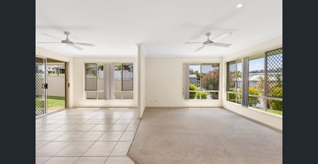 Spacious Family Living in the Heart of Upper Coomera - Photo 3