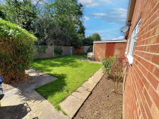 2 bedroom bungalow to rent - Photo 1