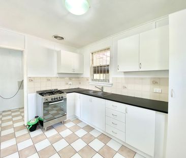 3 Bedroom Home in Quiet Street! - Photo 3