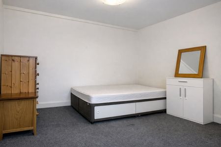 3 Bed Flat, Old Oak Common Lane, W3 - Photo 4