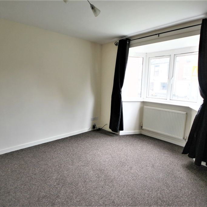 2 bedroom mid terrace to let - Photo 1