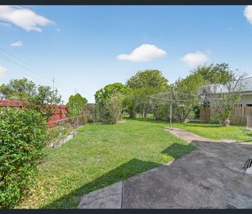 CHARMING COTTAGE WITH AMPLE STORAGE! GET IN QUICK! - Photo 5