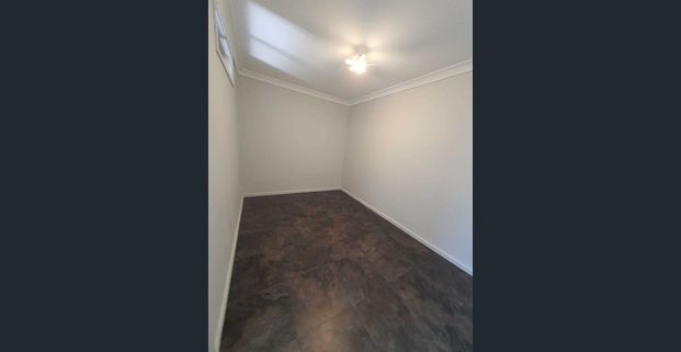 Two bedroom granny flat with own parking & back yard!! - Photo 1