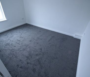 To Let 3 Bed Flat - Photo 3