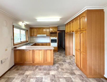 Spacious Home with Vineyard & Sheds - Photo 2