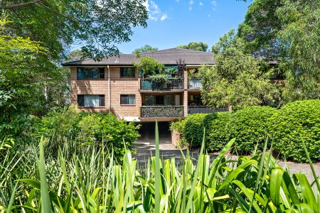 Spacious Apartment with Leafy Park Views! - Photo 5