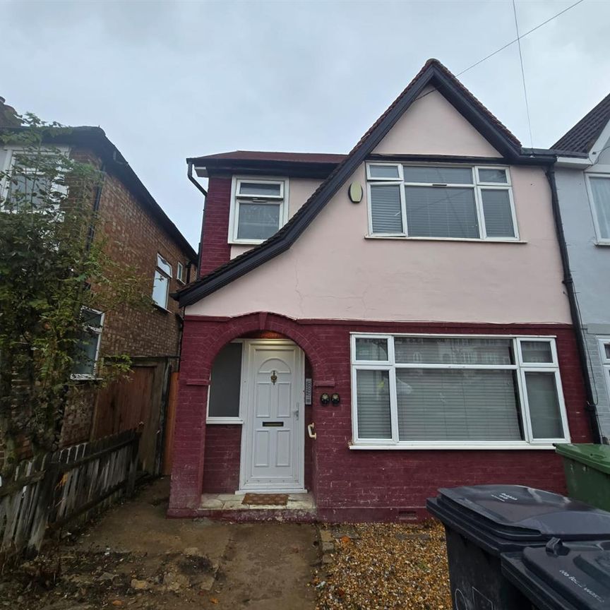 The Fairway, Northolt UB5, London - Photo 1