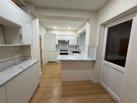 3 bedroom semi-detached house to rent - Photo 3